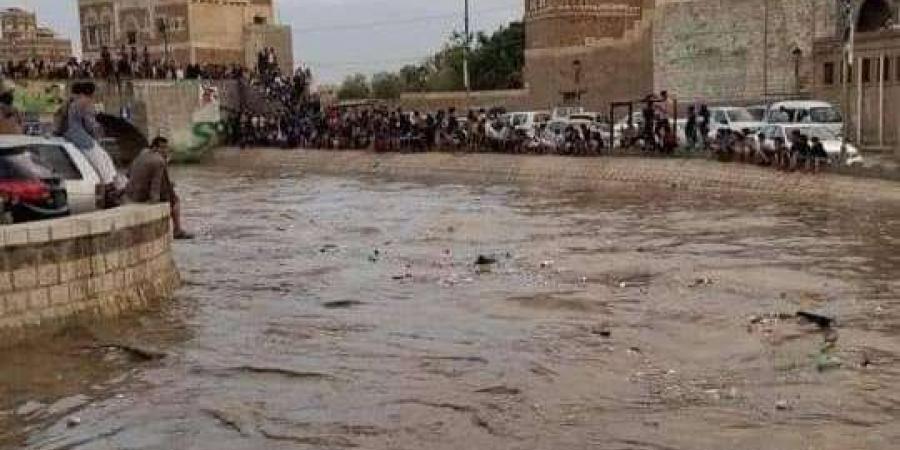 وفاة طفل غرقاً جراء سيول الأمطار في صنعاء وتدهور صحة والده