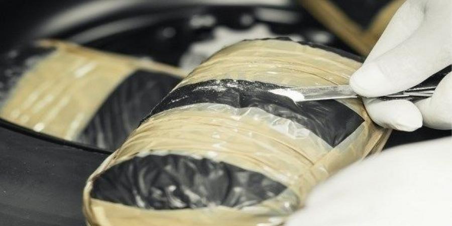 اخبار الامارات - جمارك أبوظبي تضبط 2051 غرام كوكايين في حقيبة مسافرة