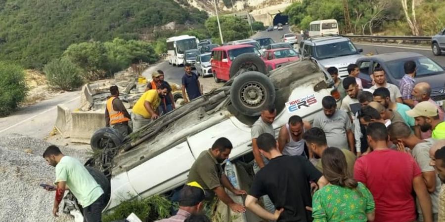 اخبار لبنان : حادث سير على أتوستراد شكا وانقلاب سيارة