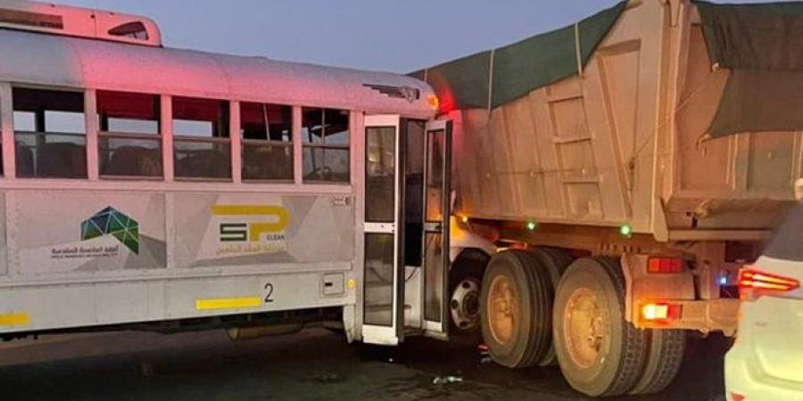 اخبار السعودية - مكة المكرمة.. حادث تصادم بين حافلة وشاحنة يخلف 10 إصابات