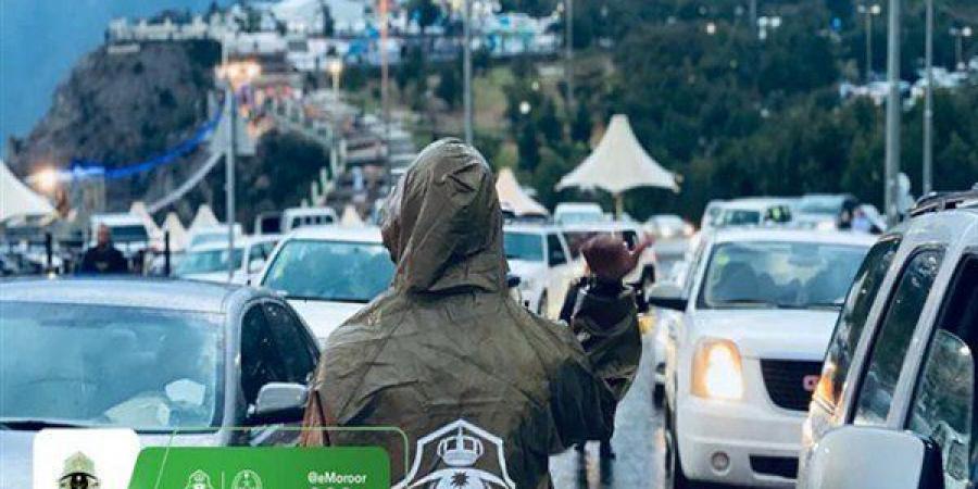 اخبار السعودية - شاهد رجال المرور يحضرون بالميادين والطرقات أثناء هطول الأمطار