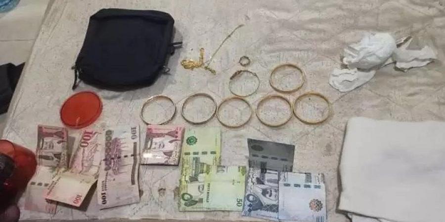 شرطة فوة تقبض على شخص قام بسرقة ذهب ومبلغ مالي من أحد المنازل بالمنطقة