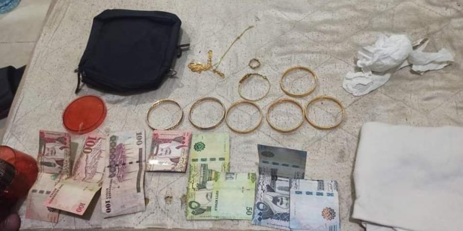 اخبار حضرموت - مركز شرطة فوه يلقي القبض على شخص قام بسرقة ذهب ومبلغ مالي من أحد البيوت بالمنطقة