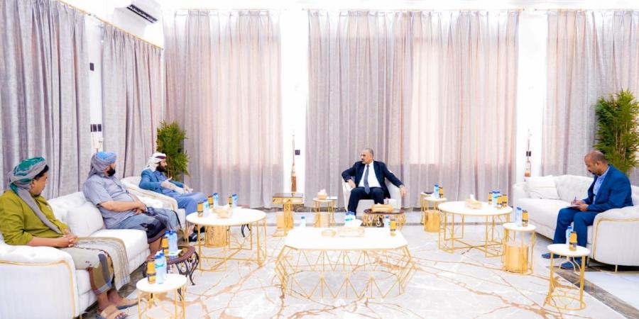 الرئيس الزُبيدي يطّلع على سير العمل بمنفذ الوديعة البري
