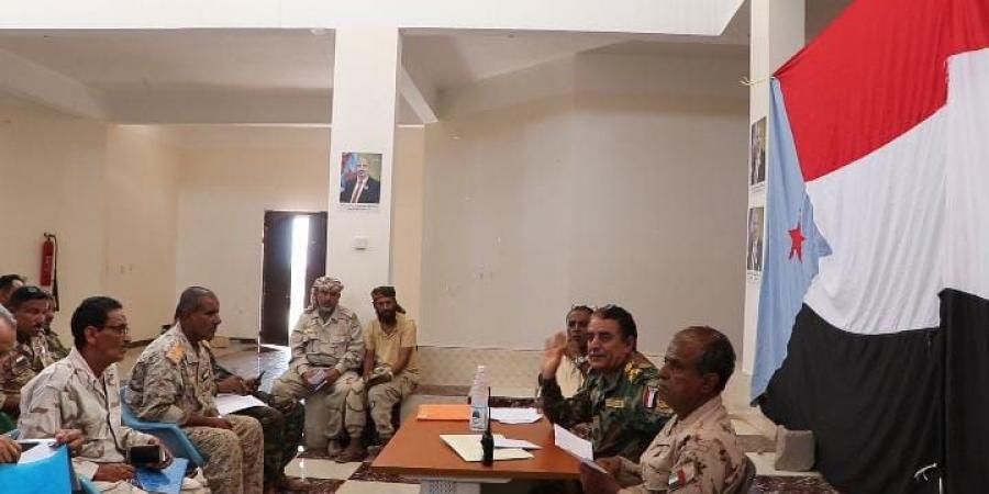 أركان حرب اللواء الأول مشاة بحري سقطرى يعقد اجتماعاً موسع بقادة الكتائب والوحدات العسكرية