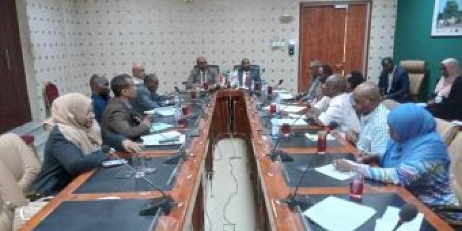 اخبار الإقتصاد السوداني - حافظ يؤكد أهمية التعاون مع وزارة النقل لتطوير مواعين الصادر