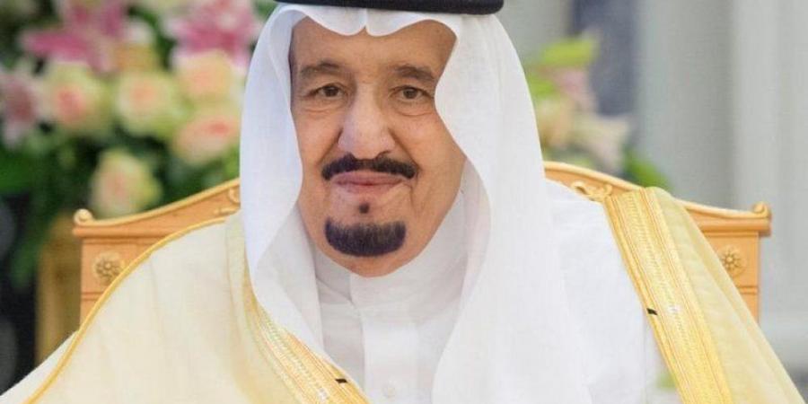 اخبار السعودية - صورة باسمة للملك سلمان خلال مشاركته طلاب فرحة تخرجهم