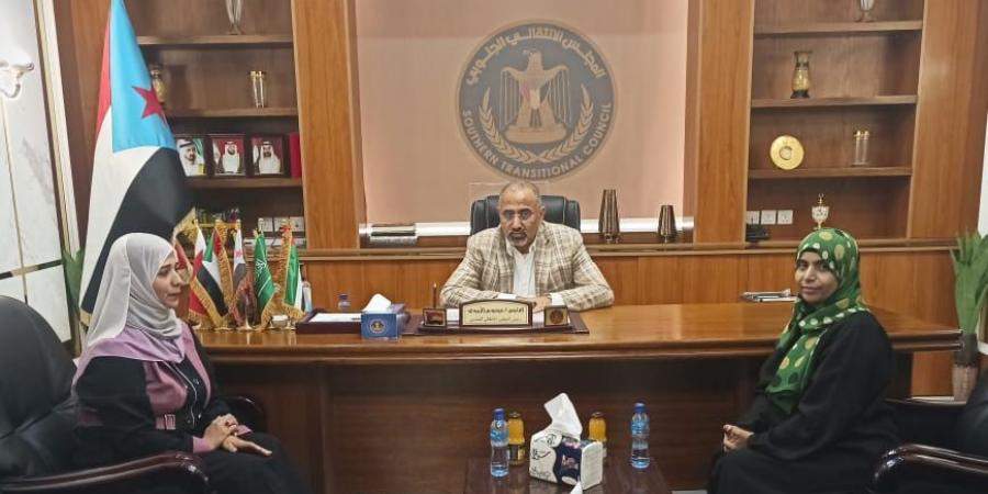 الرئيس الزُبيدي يطّلع على سير العمل في الجهاز المركزي للإحصاء