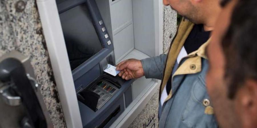 اخبار لبنان : صورةٌ قاسية لرجلٍ مُسنّ أمام مصرف في لبنان.. شاهدوا ماذا فعل