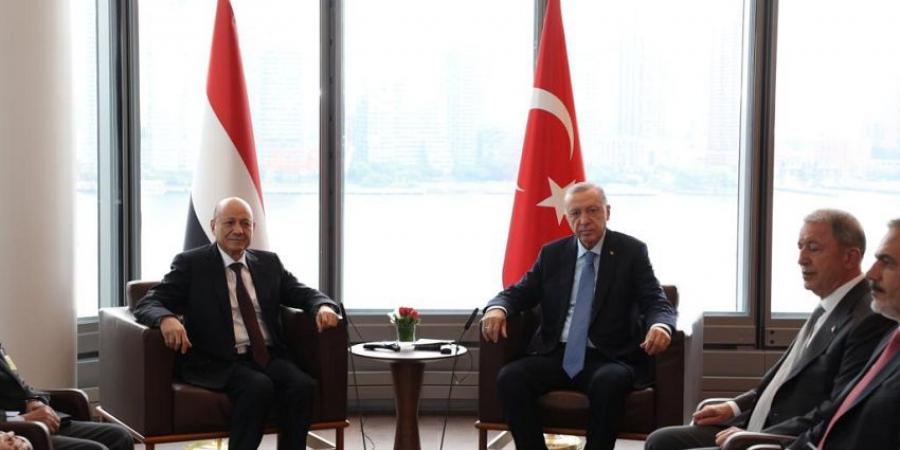 رئيس مجلس القيادة الرئاسي يبحث والرئيس التركي العلاقات الثنائية وفرص احلال السلام في اليمن