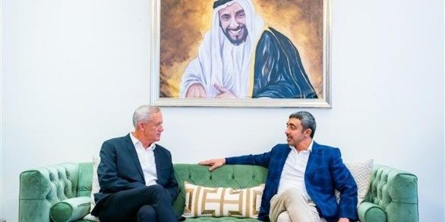 اخبار الامارات - عبدالله بن زايد يلتقي وزير الدفاع في إسرائيل