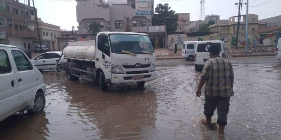 لليوم الثاني على التوالي… تواصل أعمال شفط مياه الأمطار من شوارع الشيخ عثمان