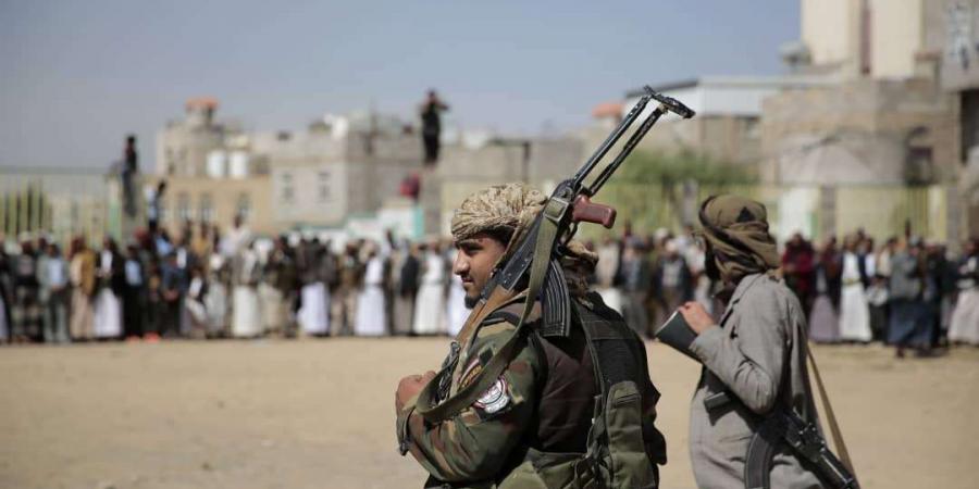 الحوثي يحشد مئات المتقاعدين والمدنيين لاستعراض قواته الأمنية في صنعاء