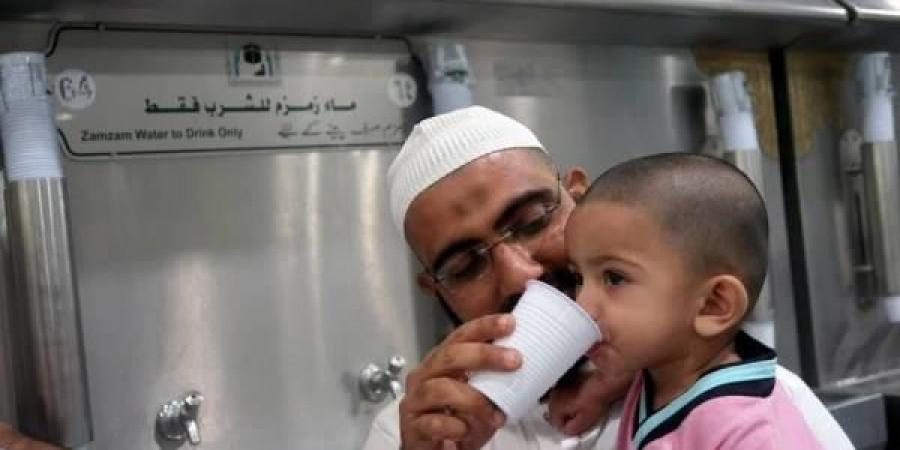 اخبار السعودية - الحج والعمرة توصي بمراعاة عدة أمور عند شرب ماء زمزم في الحرمين الشريفين