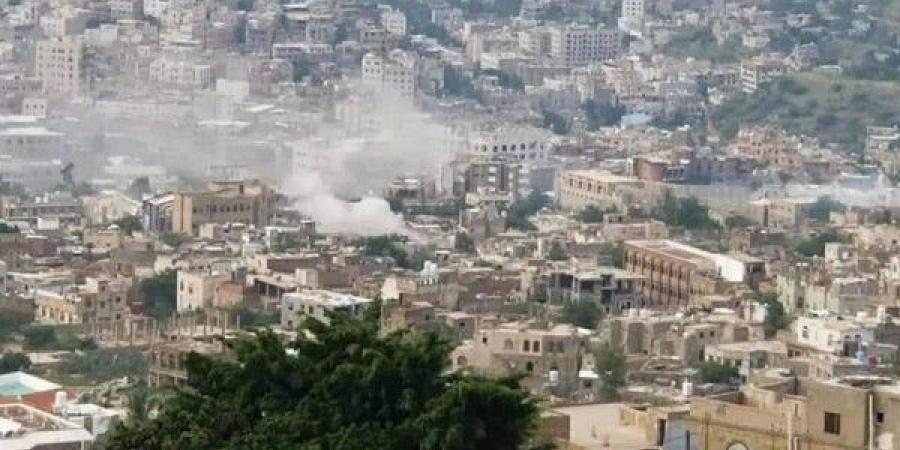مليشيات الحوثية تقصف الأحياء السكنية  شرق وغرب تعز اليمنية