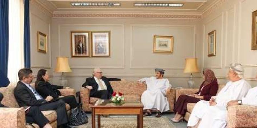 مسؤول عماني يبحث مع المبعوث الأمريكي جهود الحل السياسي في اليمن