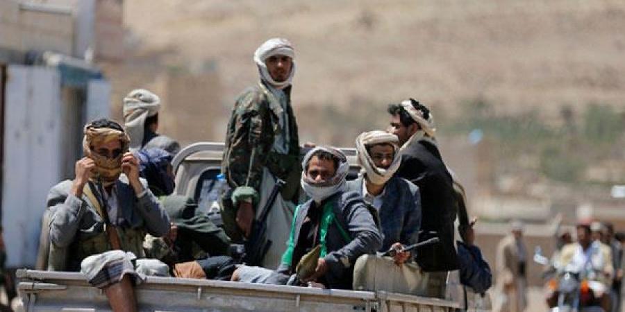 اخبار اليمن | صادم .. حوثي يتهجم بوحشية على مسؤول تربوي في هذه المدينة (تفاصيل)