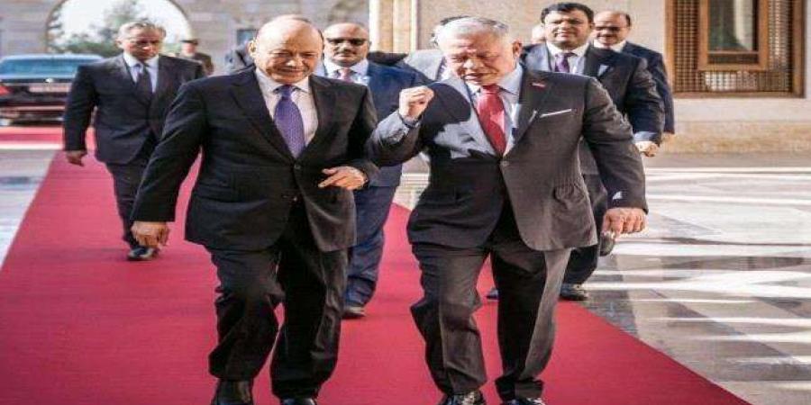 اخبار اليمن الان | عراك بالأيدي وتبادل الشتائم والرمي بالأحذية خلال مراسيم استقبال الرئيس العليمي في الأردن
