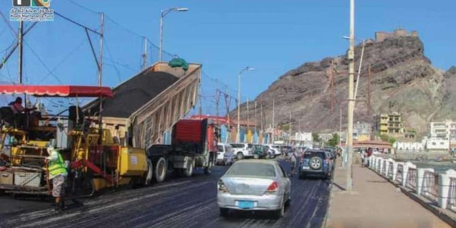 اخبار اليمن الان | صندوق الطرق يواصل اعمال سفلتة طريق صيرة -المعاشيق بعدن