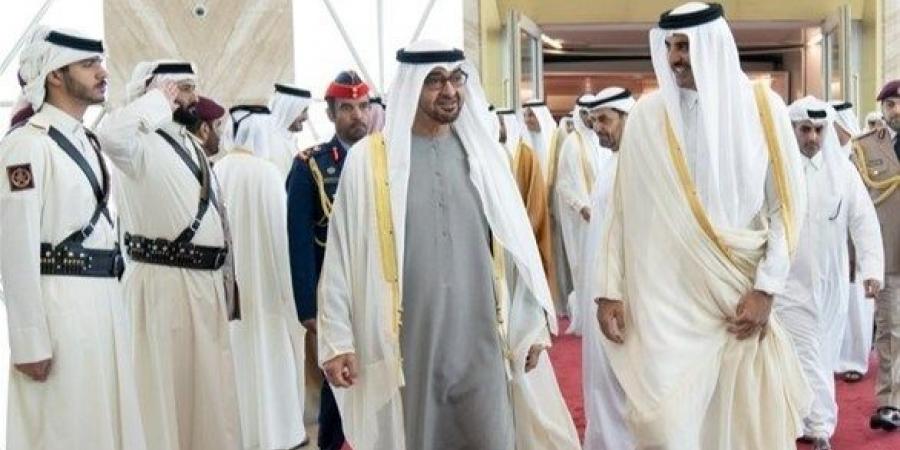 اخبار الامارات - أمير قطر في مقدمة مستقبلي محمد بن زايد لدى وصوله الدوحة