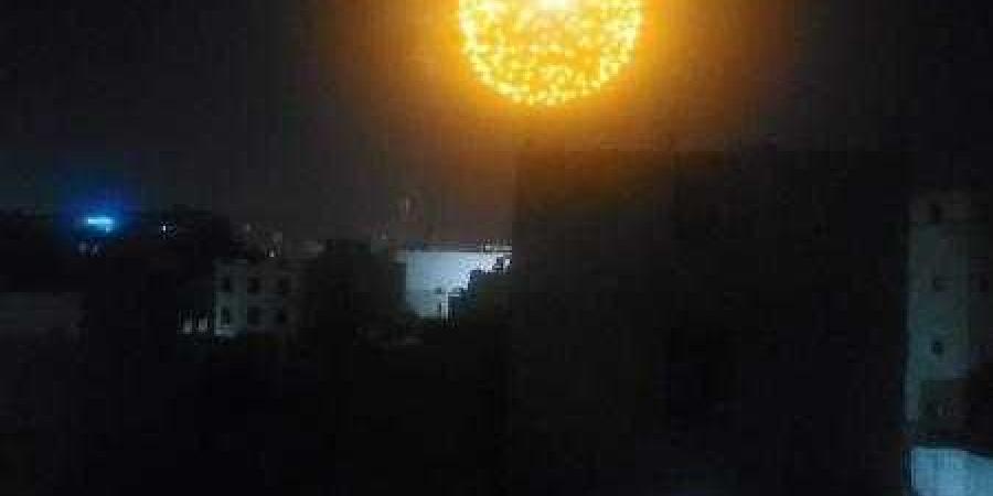 اخبار اليمن | شاهد.. سماء صنعاء تتحول إلى كتلة من النيران المشتعلة وانفجارات كبيرة ترعب السكان