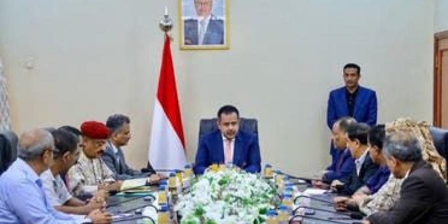 حكومة اليمن تبحث تعزيز آليات مكافحة تهريب السلاح إلى الحوثيين