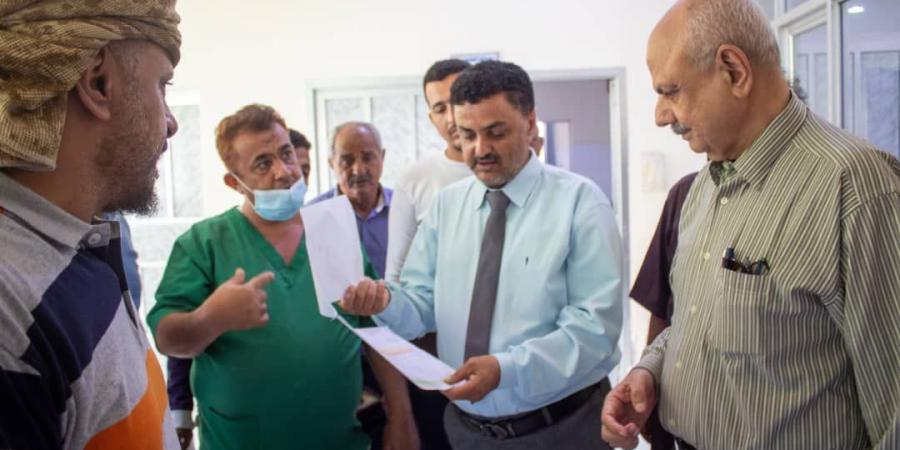 القائم بمهام رئيس تنفيذية انتقالي العاصمة عدن يتفقد سير العمل في هيئة التأمين الصحي للقوات المسلحة الجنوبية
