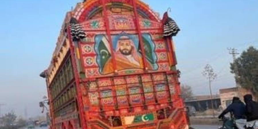 سفارة السعودية تكرم باكستانياً رسم صورة ولي العهد على شاحنته