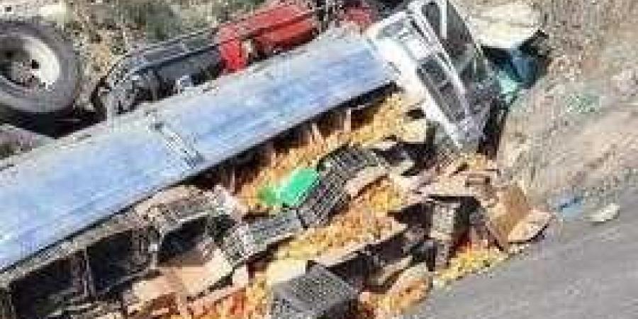 اخبار اليمن | وفاة سائق شاحنة محملة بالطماطم بعد انقلابها جنوبي تعز