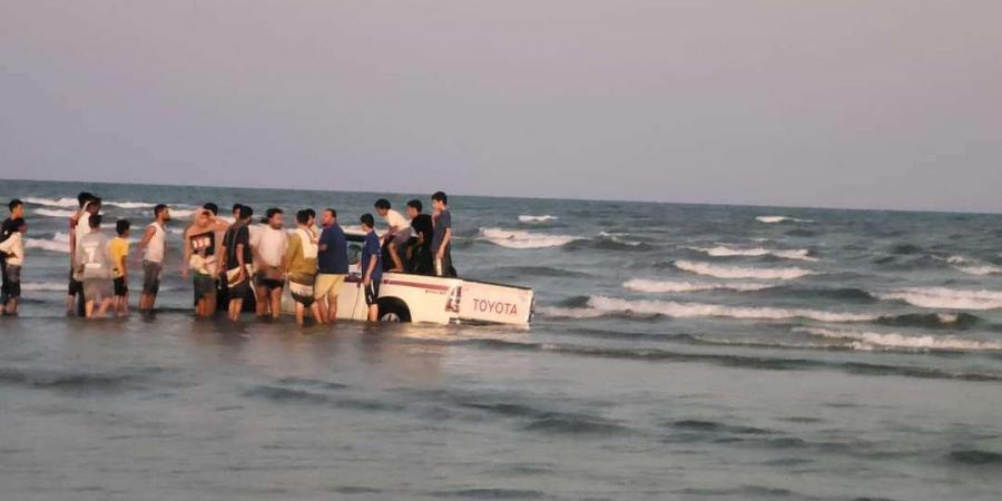 اخبار اليمن الان | غرق سيارة مواطن بالبحر في عدن ومواطن يقوم بهذا العمل(صور)