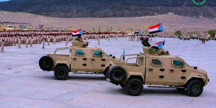 اخبار اليمن | شاهد بالصور.. القوات الإماراتية التي وصلت برفقة قوات للانتقالي الى أبين