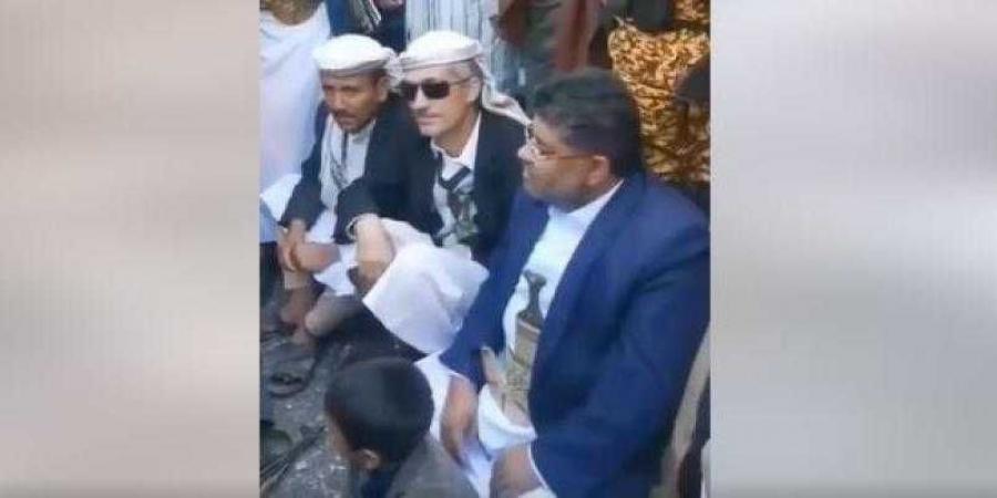 اخبار اليمن | شاهد .. محمد علي الحوثي يدفع مبالغ مالية للشعراء والمداحين للإشادة به وجماعته (فيديو)