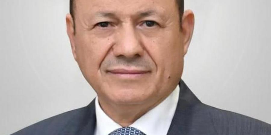 اخبار اليمن | رئيس مجلس القيادة الرئاسي يعزي في وفاة الشيخ صادق الأحمر