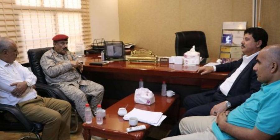 اخبار عدن - قائد المنطقة العسكرية الرابعة يستعرض مع رئيس لجنة التحقيق الوطنية التدابير والإجراءات للحد من وقوع الانتهاكات