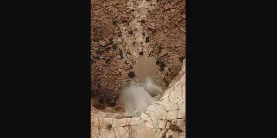 اخبار اليمن الان | السعودية.. جبال طويق تتزين بشلالاتها والمياه ترسم لوحات ساحرة ومناظر خلابة (صورة)