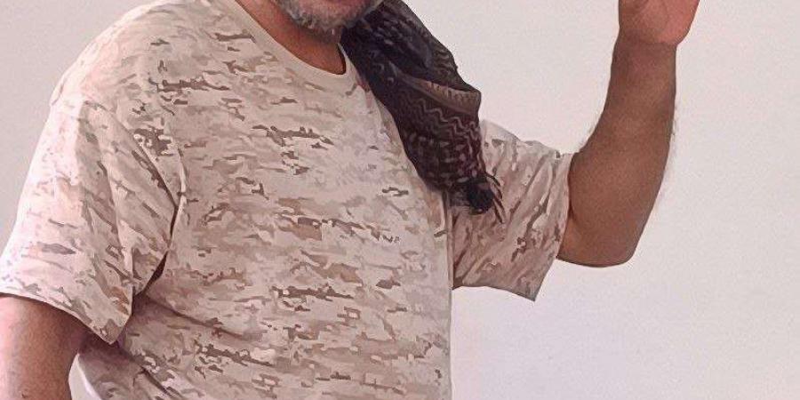 اخبار اليمن الان | تفاصيل مروعة لمقتل قائد بالشرعية برصاص عصابة بمأرب وترمي جثمانه بالشارع وتنهب طقمه