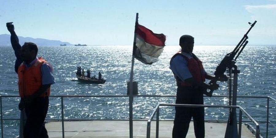 اخبار اليمن | تفاصيل تسليم القوات الامريكية سفينة تهريب سلاح من إيران