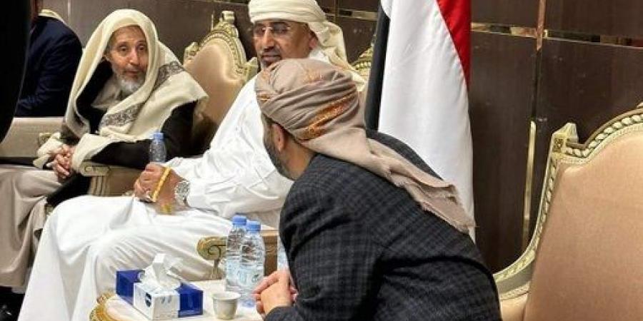 اخبار اليمن | شاهد : صورة تجمع الزبيدي مع اثنين من قيادات حزب الإصلاح في الرياض