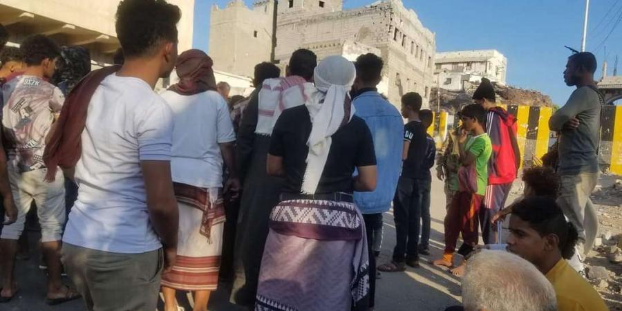 اخبار اليمن الان | عاجل:قوات امنية تمنع الجماهير من مشاهدة مباراة لكرة القدم في عدن(صور)