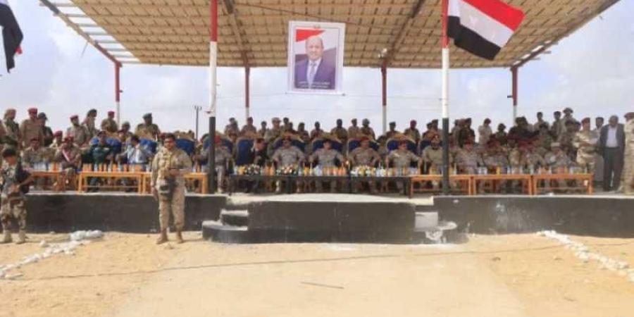 اخبار اليمن | من حدود سلطنة عمان.. وزير الدفاع يتوعد مليشيات الحوثي بإجبارها على السلام