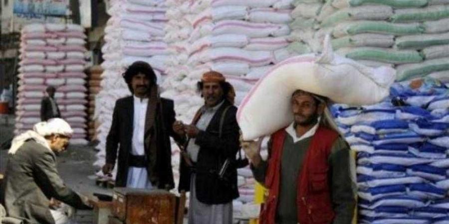 اخبار اليمن | حكومة الحوثي تعلن عن تخفيضات جديدة وتغيب المرتبات رغم جني عائدات مالية ضخمة
