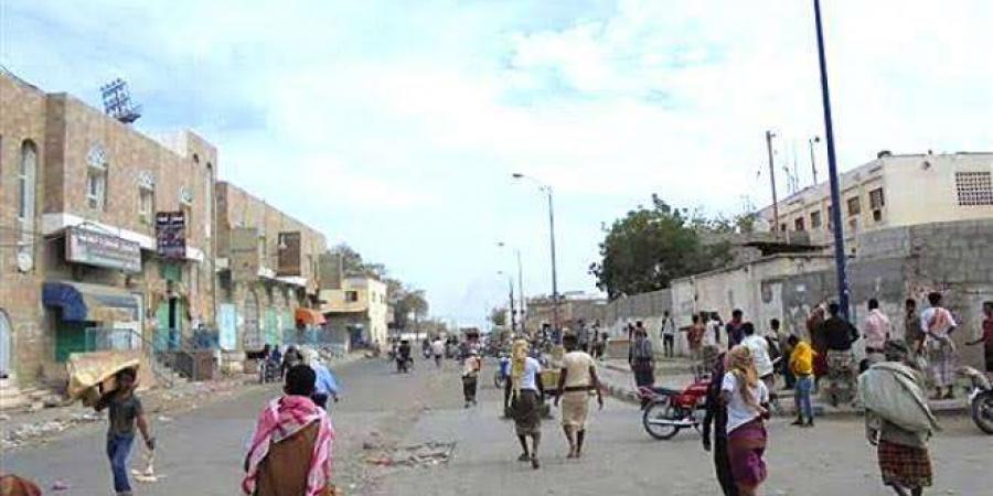 اخبار اليمن الان | عصابة مسلحة تقوم بنهب سيارة مواطن في لحج