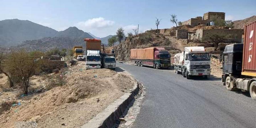 اخبار اليمن الان | عاجل :شاحنة تتسبب بانقطاع خط القبيطة (صور)