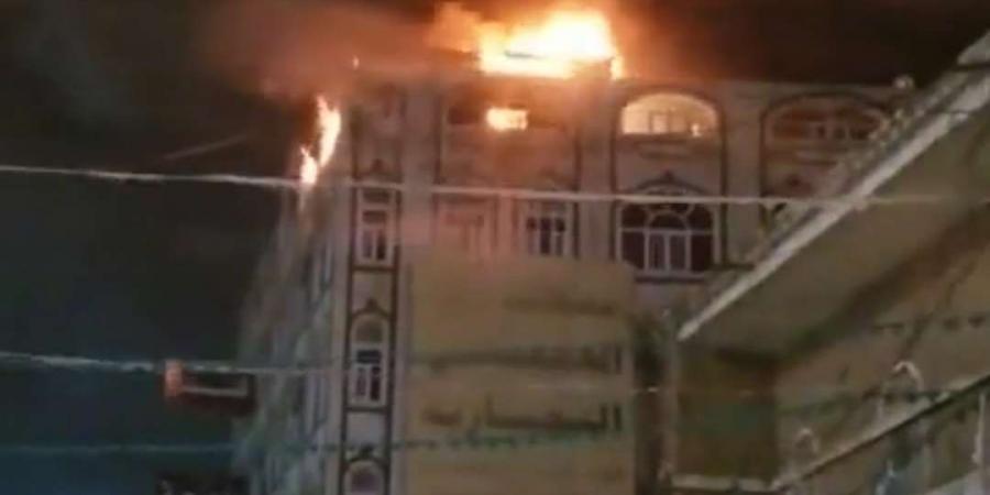 اخبار اليمن | شاهد اول فيديو للحظة التهام النياران لاضخم فندق في صنعاء .. تفاصيل