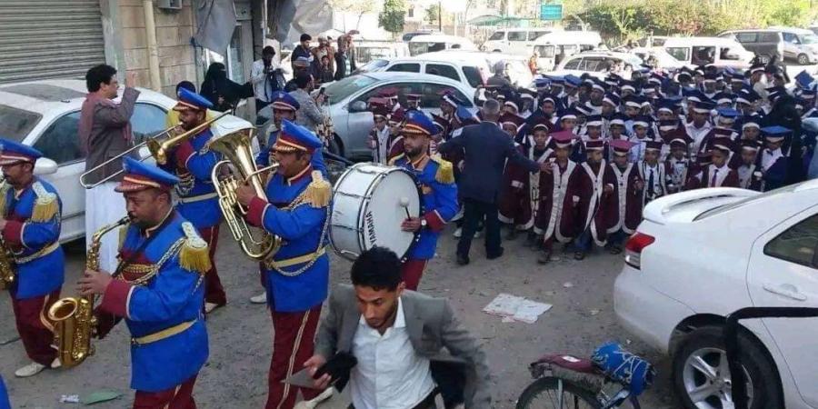 اخبار اليمن الان | جدل واسع عقب مشاركة فرقة عسكرية باحتفال لاطفال بمناطق الحوثيين