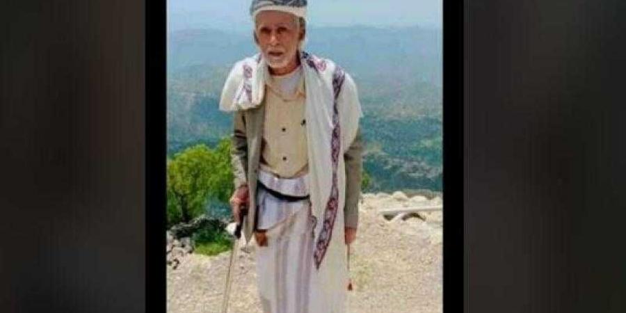 اخبار اليمن | شاهد .. قيادي حوثي وعصابته يتهجموا بالسلاح على منزل رجل مسن ويلتفظ عليه بألفاظ نابيه (فيديو)