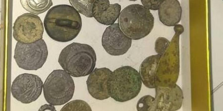 اخبار اليمن | قادما من هذه المحافظة .. ضبط شخص بحوزته قطع أثرية نقدية قديمة وحروز؟!