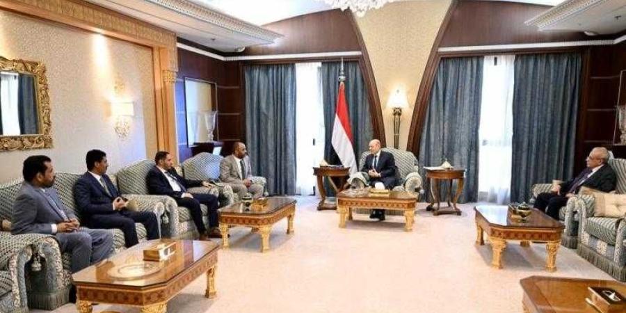 اخبار اليمن | توجيهات لرئيس مجلس القيادة الرئاسي قبيل تنفيذ صفقة تبادل الأسرى وبدء الزيارات بين مارب وصنعاء