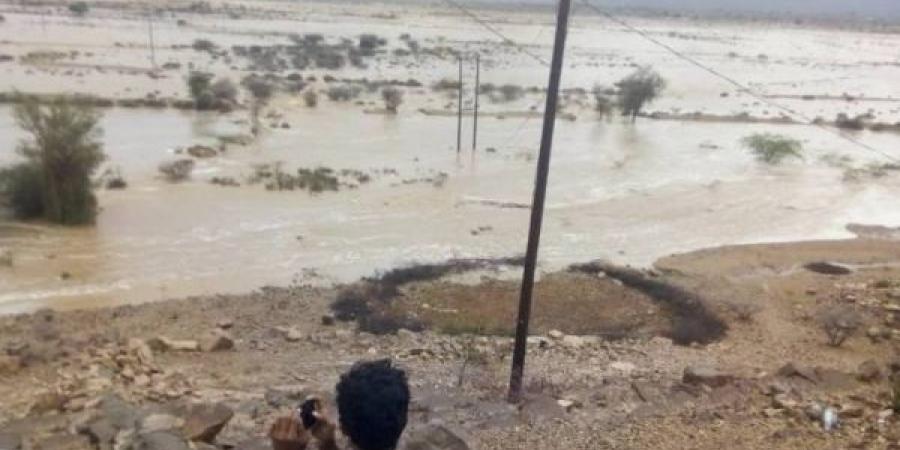 السيول تتسبب بقطع الطريق الدولي الرابط بين عدن وحضرموت