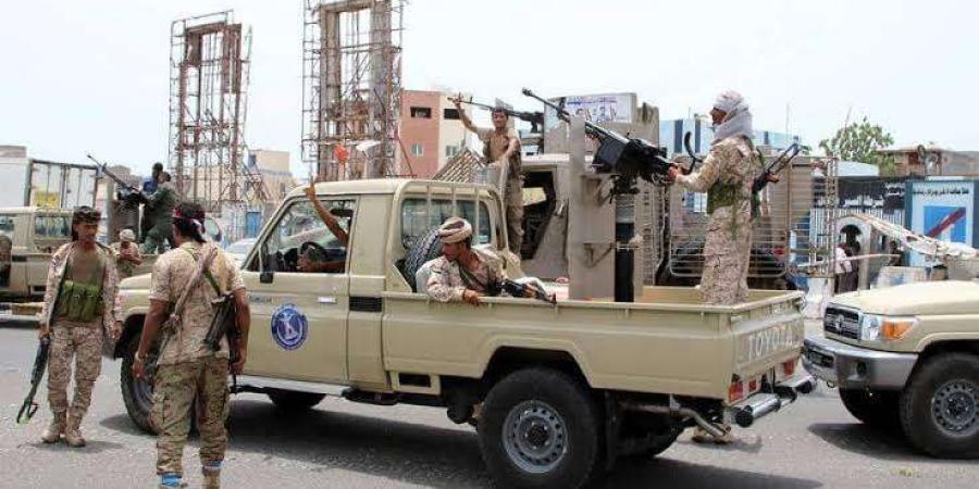 اخبار اليمن الان | مذيع بقناة اماراتية:هذا القيادي من صرف راتبين لقوات الانتقالي(ليس عيدروس الزبيدي)